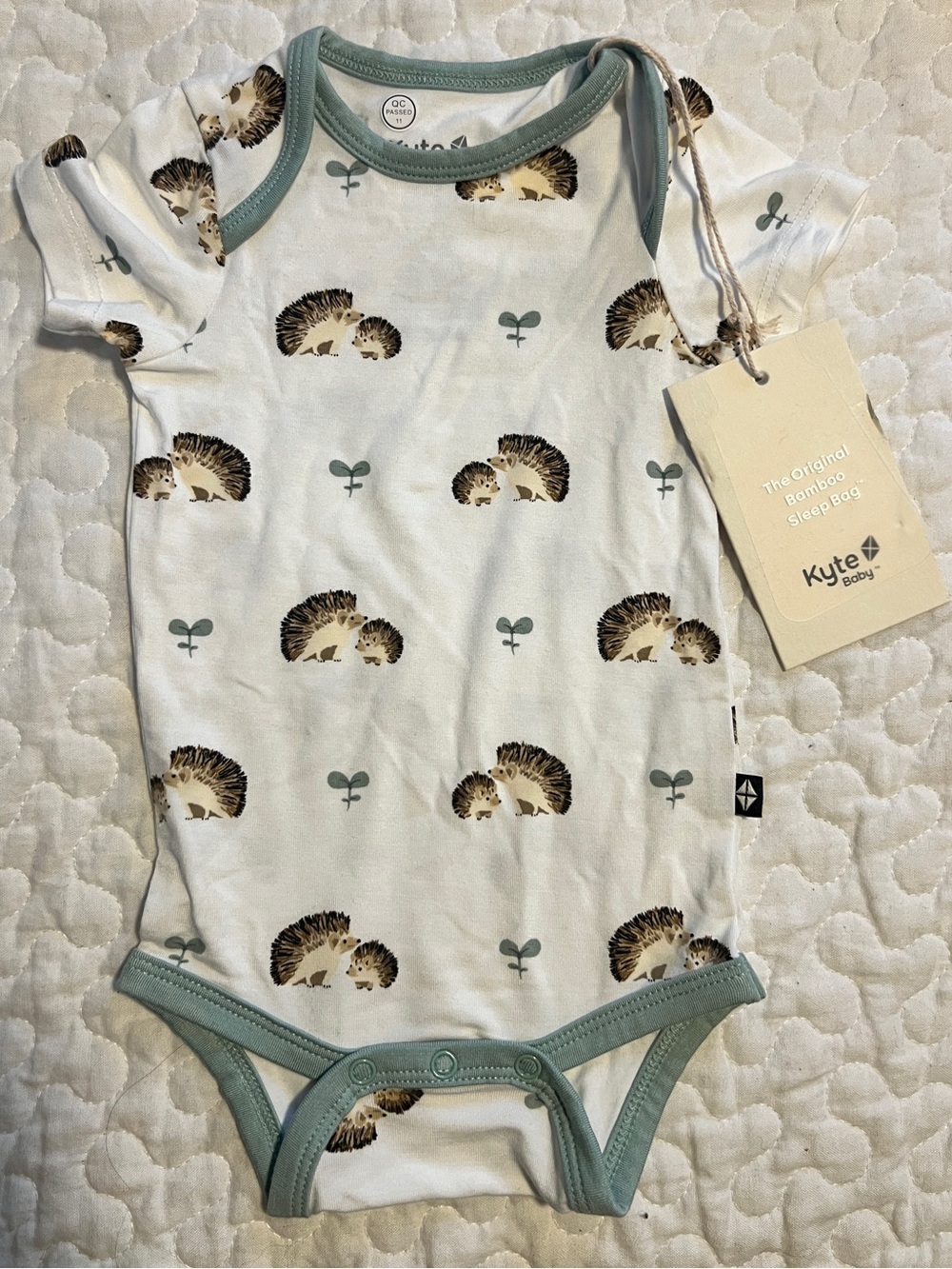 NWT Kyte BABY White Bamboo Bodysuit with Sage Trim and Hedgehog Print Size 0-4